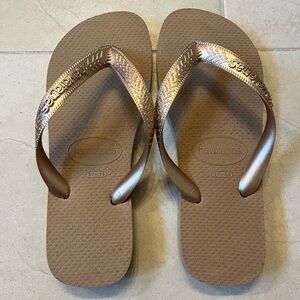 Women’s size 7 Havainas sandals in gold